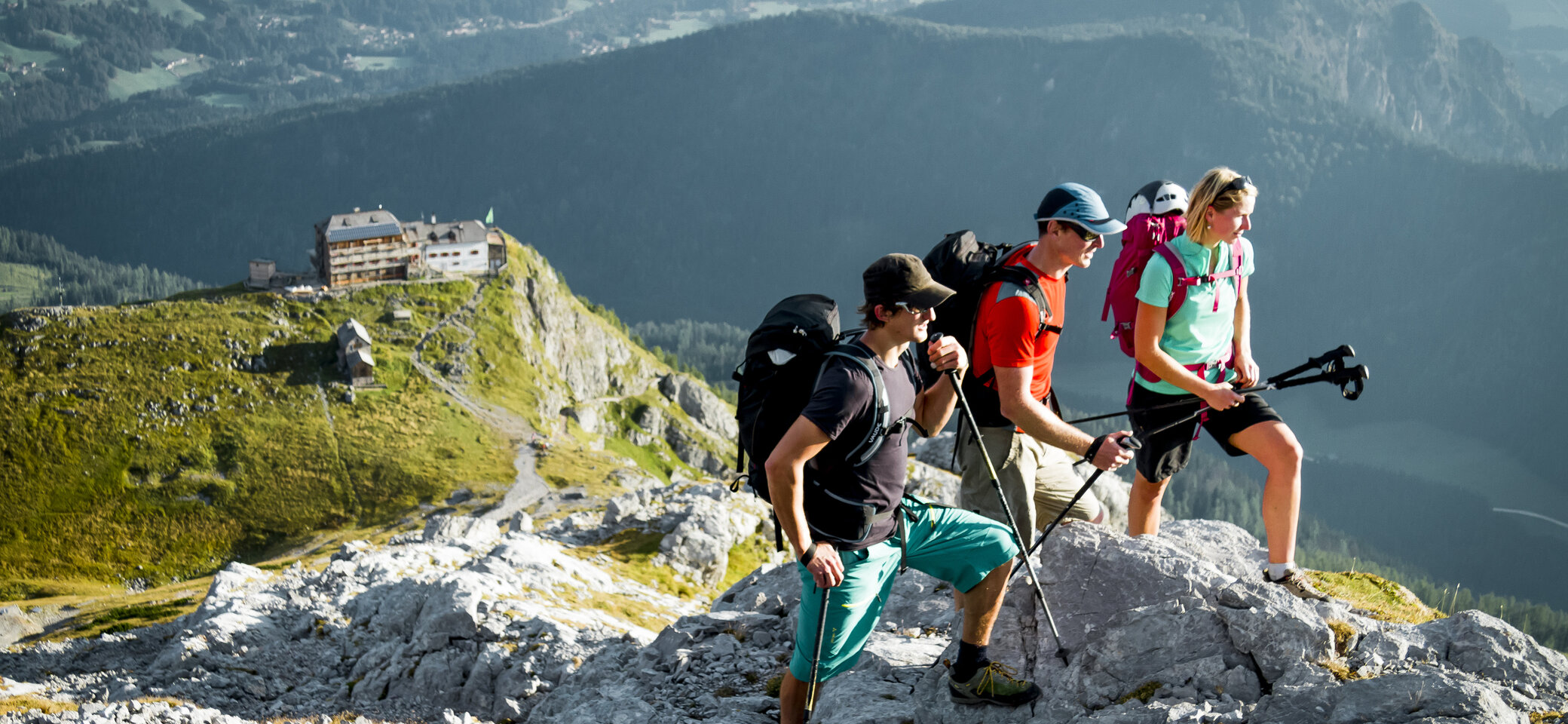 Familienwandern: Eltern mit einem Kind in den Bergen | © DAV/Hans Herbig